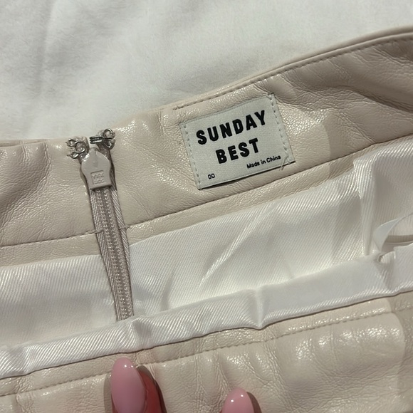Cream aritzia leather pleated skirt size:00 - Picture 2 of 3